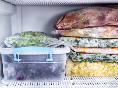 Gefrorene Früchte und Gemüse in einem Gefrierfach.