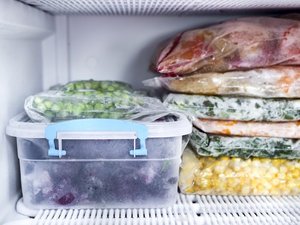 Gefrorene Früchte und Gemüse in einem Gefrierfach.