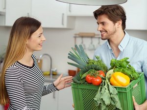 Junges Paar mit Gemüsekiste