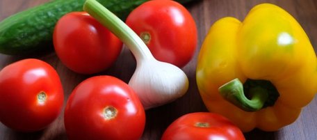 Tomaten, Paprika, Knoblauch und Gurke gehören in eine frische Gazpacho