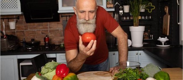 Mann mit Gemüse