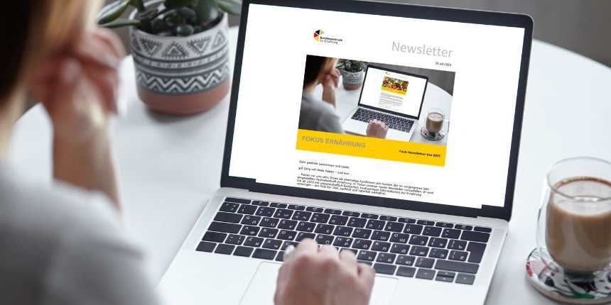 Frau sitzt vor Laptop.. Artikel "Newsletter für Ernährungsfachkräfte" öffnen.