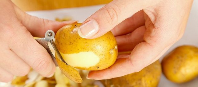 Hände schälen Kartoffeln