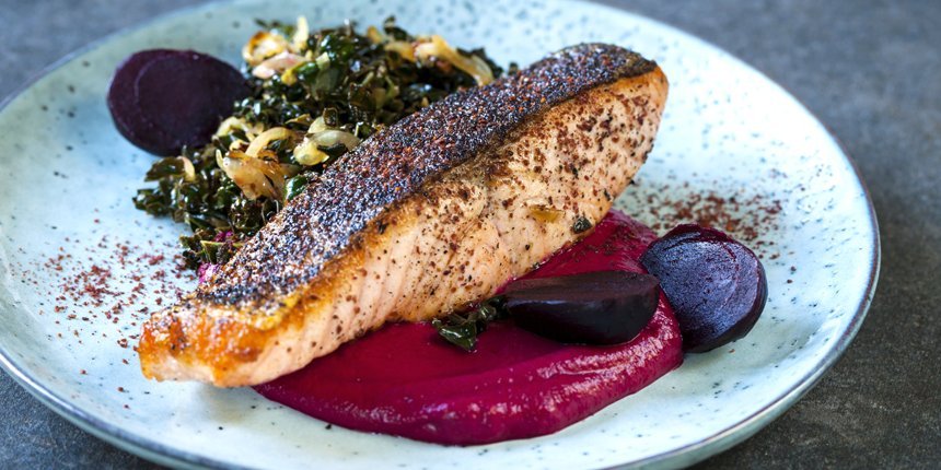 Rote Bete mit Kartoffelpüree und Fisch auf einem Teller.. Artikel "Rote Bete" öffnen.