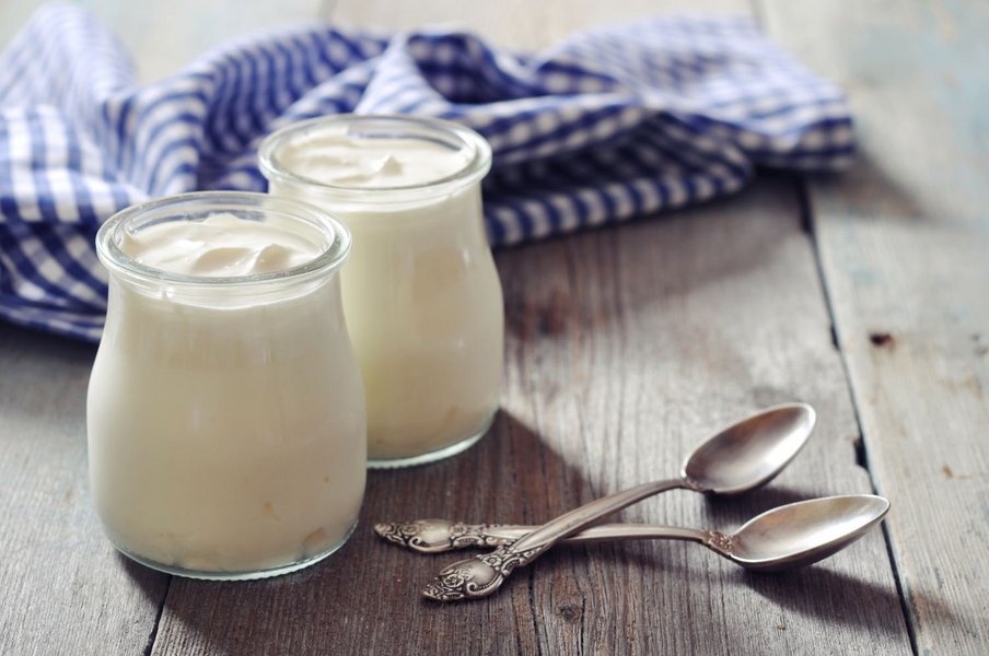 Zwei Gläser veganer Naturjoghurt sind abgebildet.