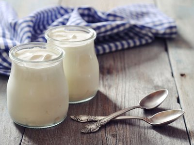 Zwei Gläser veganer Naturjoghurt sind abgebildet.