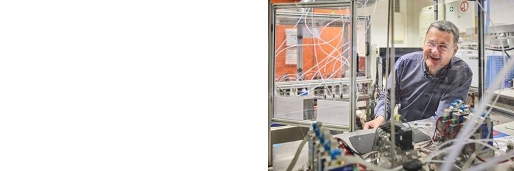 Ein Mann in einem technischen Labor.