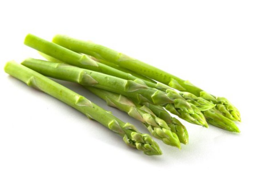 Einige Stangen grüner Spargel liegen vor weißem Hintergrund.