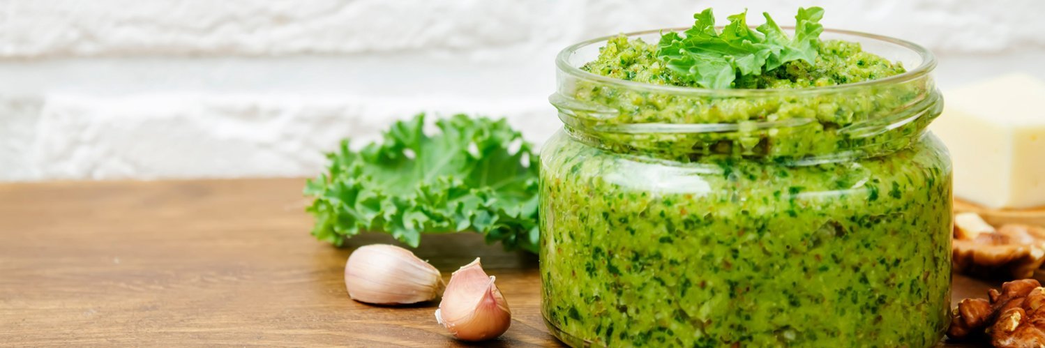 Ein Glas grünes Pesto.