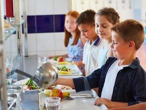 Kinder in der Mensa 