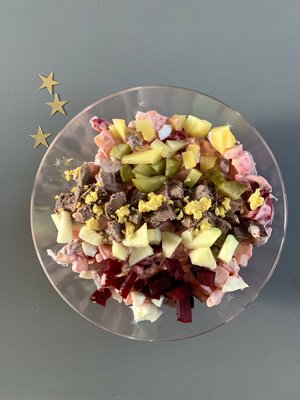 Salat mit verschiedenen Zutaten in einer Schüssel angerichtet