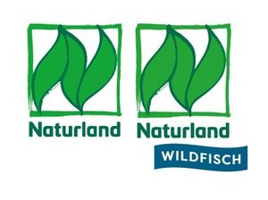 Zwei grüne Logos von Naturland. Eines trägt den Zusatz "Wildfisch".