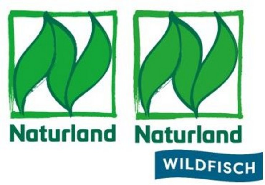 Zwei grüne Logos von Naturland. Eines trägt den Zusatz "Wildfisch".