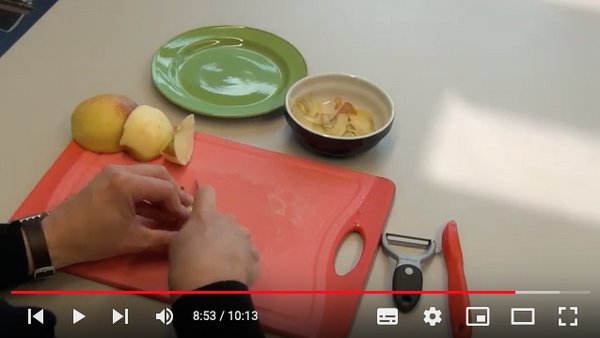 Screenshot aus dem Video "Wie blinde und sehbehinderte Kinder Äpfel schneiden"