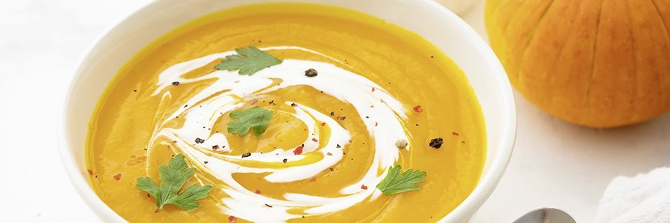 Eine Schüssel mit Kürbissuppe.