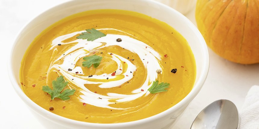 Eine Schüssel mit Kürbissuppe.. Artikel "Kürbis" öffnen.