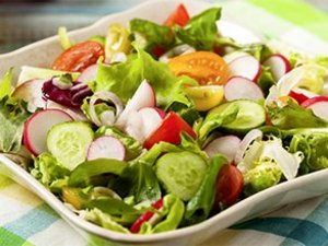 Salat mit Joghurtsoße in einer Schüssel.
