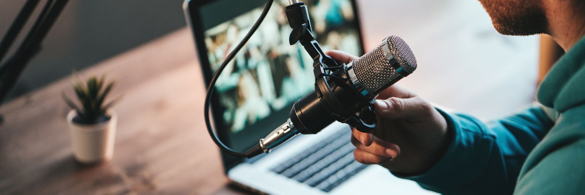 Ein Mann spricht in ein Mikrofon.