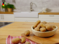 Screenshot aus dem Video Kartoffeln vorbereiten: Kartoffeln liegen auf dem Küchentisch. 
