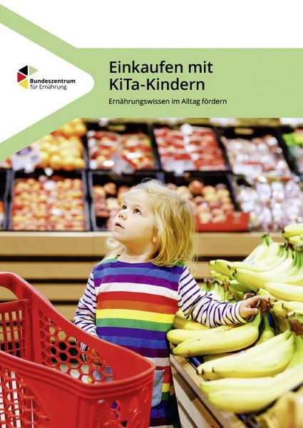 Das Titelbild des Materials "Einkaufen mit KiTa-Kindern" zeigt ein Kleinkind in der Obst- und Gemüseabteilung eines Supermarktes. 