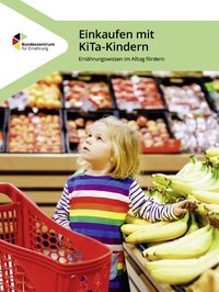Das Titelbild des Materials "Einkaufen mit KiTa-Kindern" zeigt ein Kleinkind in der Obst- und Gemüseabteilung eines Supermarktes.
