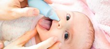 Baby bekommt bei Erkältung einen Nasensauger