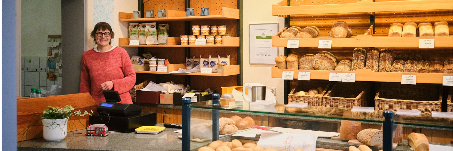 Karin Beier steht in ihrer Bäckerei.
