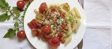Fenchel-Tomaten-Gemüse mit Nudeln auf Teller