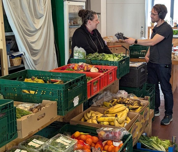 Kisten mit gerettetem Gemuese und Obst.