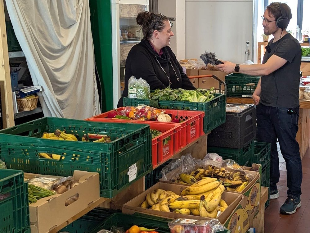 Kisten mit gerettetem Gemuese und Obst.