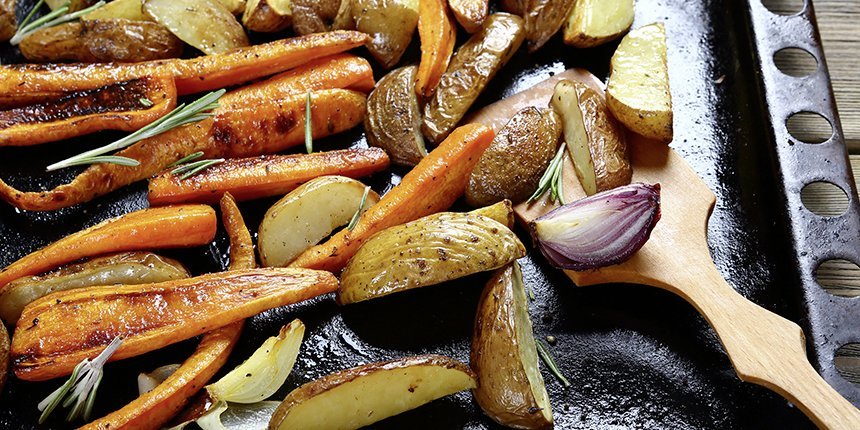 Kartoffeln und Gemüse liegen auf einem Backblech.. Artikel "Kartoffeln" öffnen.