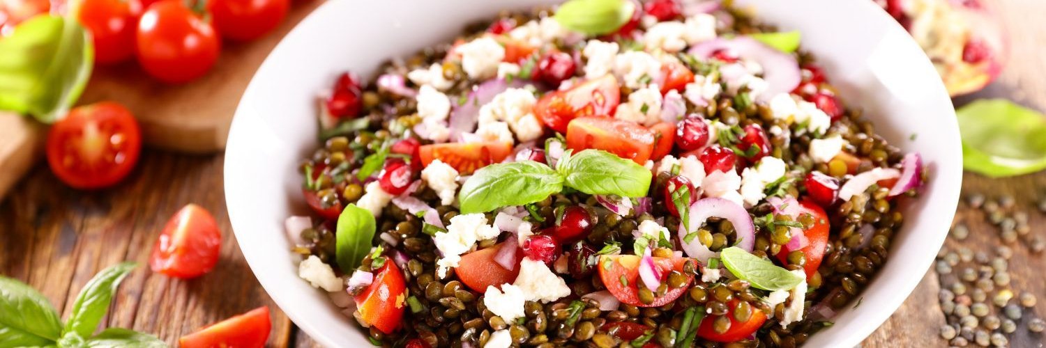 Linsensalat mit Tomate, Feta und Basilikum.