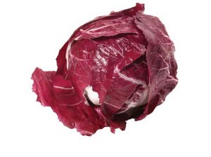 Ein Radicchio auf weissem Hintergrund.