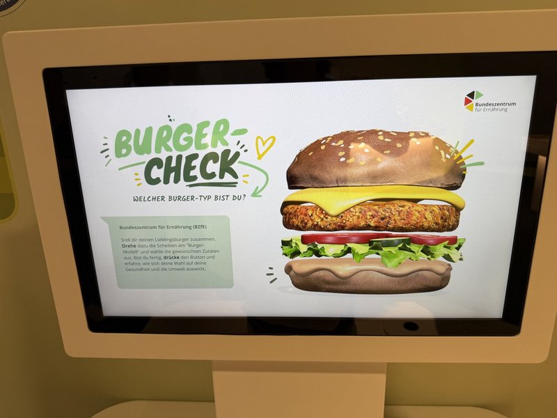 Monitor mit Informationen zum Ausstellungsexponat Burger-Check.