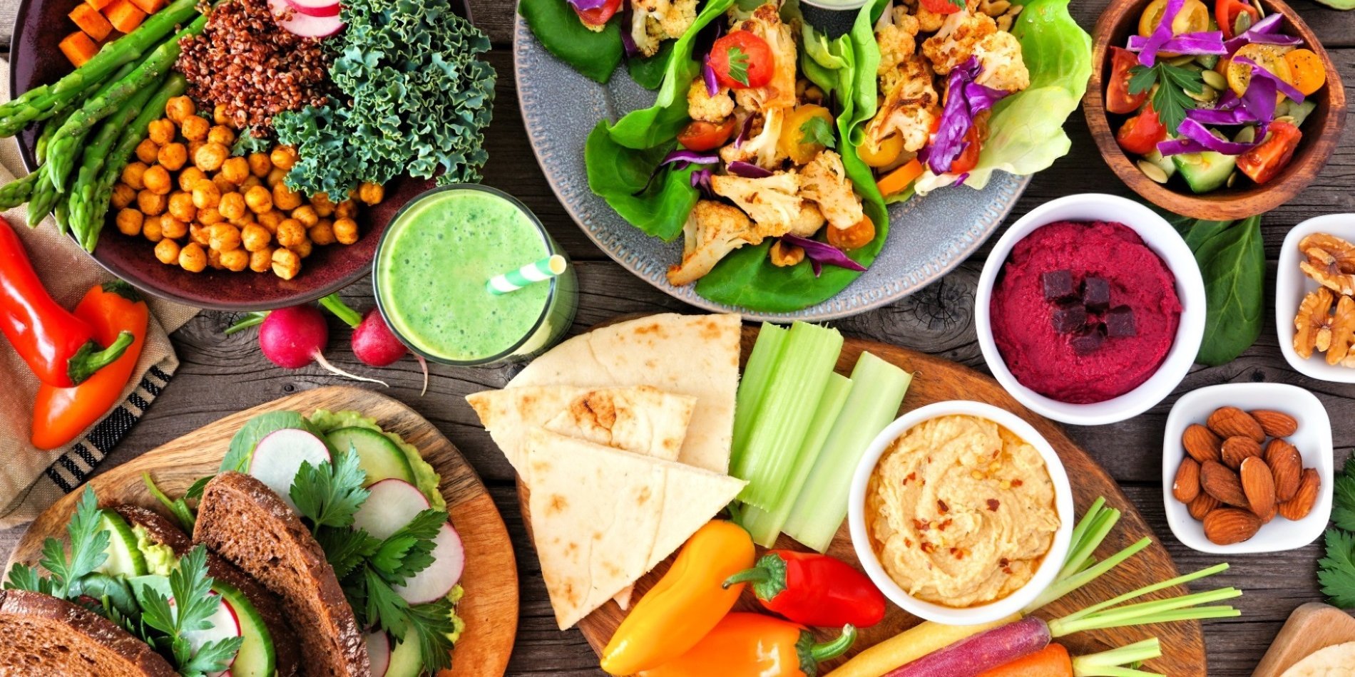 Ein Tisch ist gedeckt mit verschiedenen vegetarischen Speisen. . Artikel "Vegetarische Ernährung" öffnen.