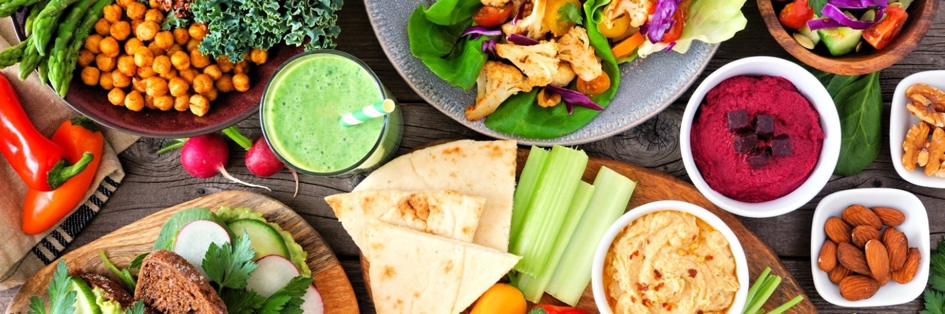 Ein Tisch ist gedeckt mit verschiedenen vegetarischen Speisen. 