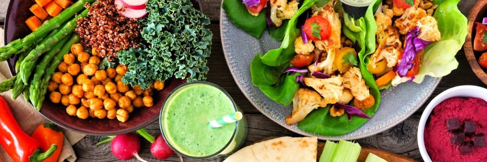 Ein Tisch ist gedeckt mit verschiedenen vegetarischen Speisen. 