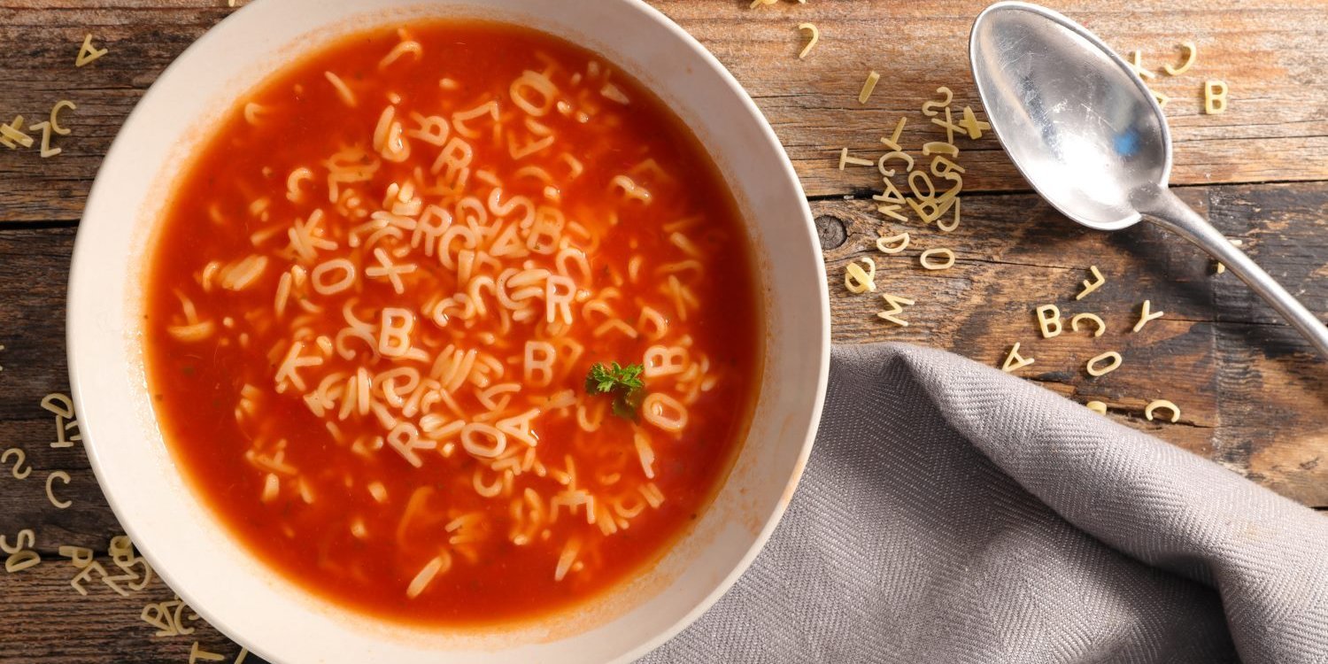 Auf einem Teller befindet sich eine Tomatensuppe mit Buchstabennuden.. Artikel "Food and Move Literacy" öffnen.