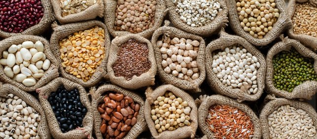 Verschiedene Körner, Getreide und Hülsenfrüchte in Säcken