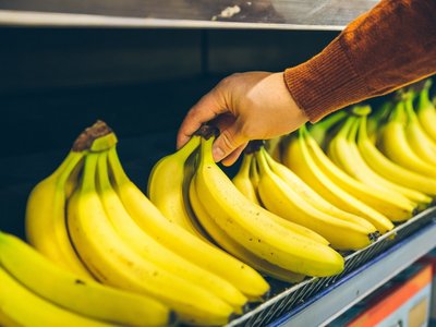 Bananen im Supermarktregal