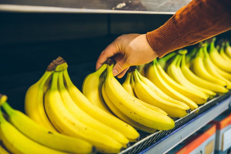 Bananen im Supermarktregal