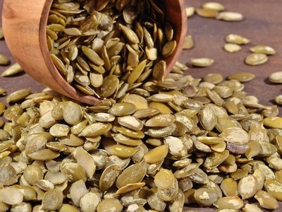 Kürbiskerne in einer Schüssel.