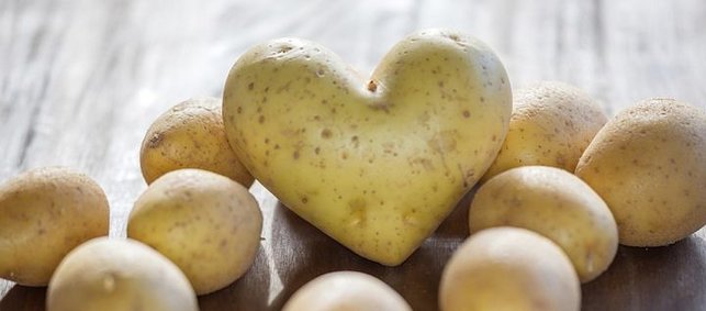 Kartoffeln, eines in Herzform