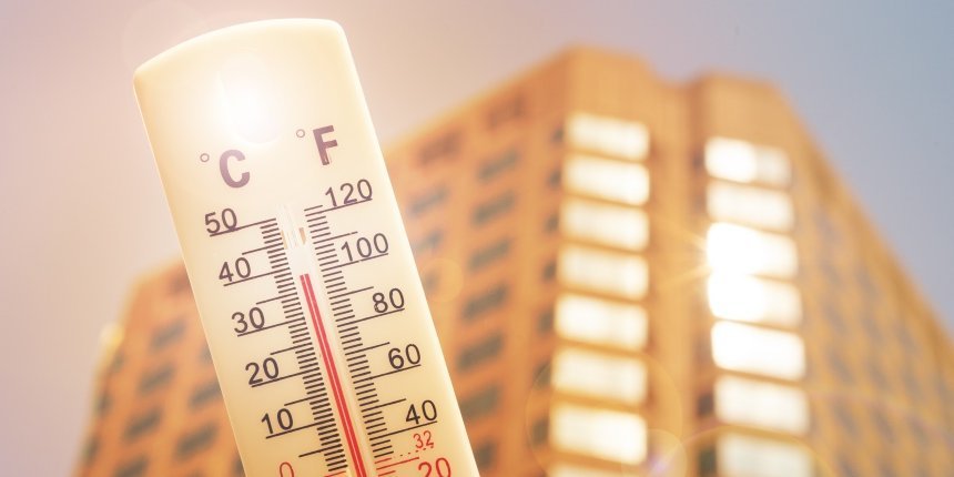 Thermometer, im Hintergrund ein Hochhaus. Artikel "Bei Hitze ausreichend trinken" öffnen.