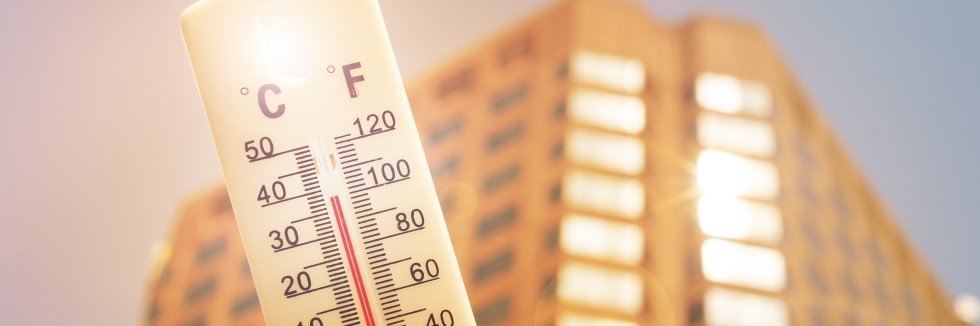 Thermometer, im Hintergrund ein Hochhaus