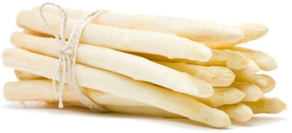 Ein Bund weißer Spargel liegt vor weißem Hintergrund.