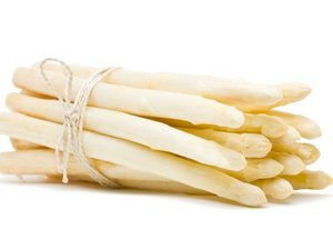 Ein Bund weißer Spargel liegt vor weißem Hintergrund.