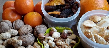 Nüsse und Obst für die Frrühstücksdose