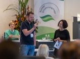 Christian Sandner spricht neben Ute Lange zum Publikum.