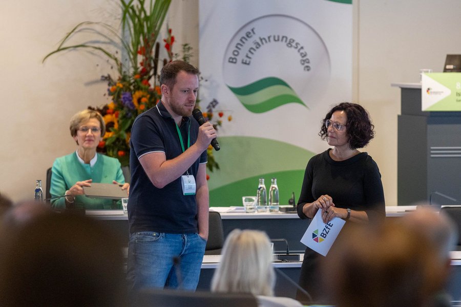 Christian Sandner spricht neben Ute Lange zum Publikum.
